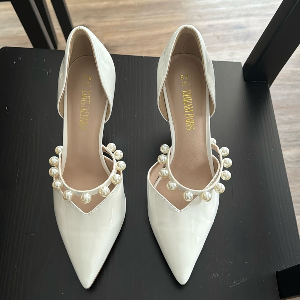 Dream pairs white pointed toe heels